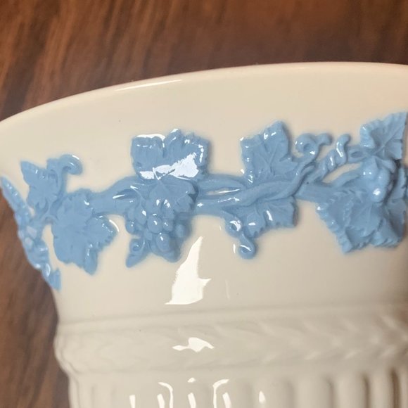 Wedgwood Etruria Barlaston Blue on White vase - 7 Inches Tall - Picture 3 of 7